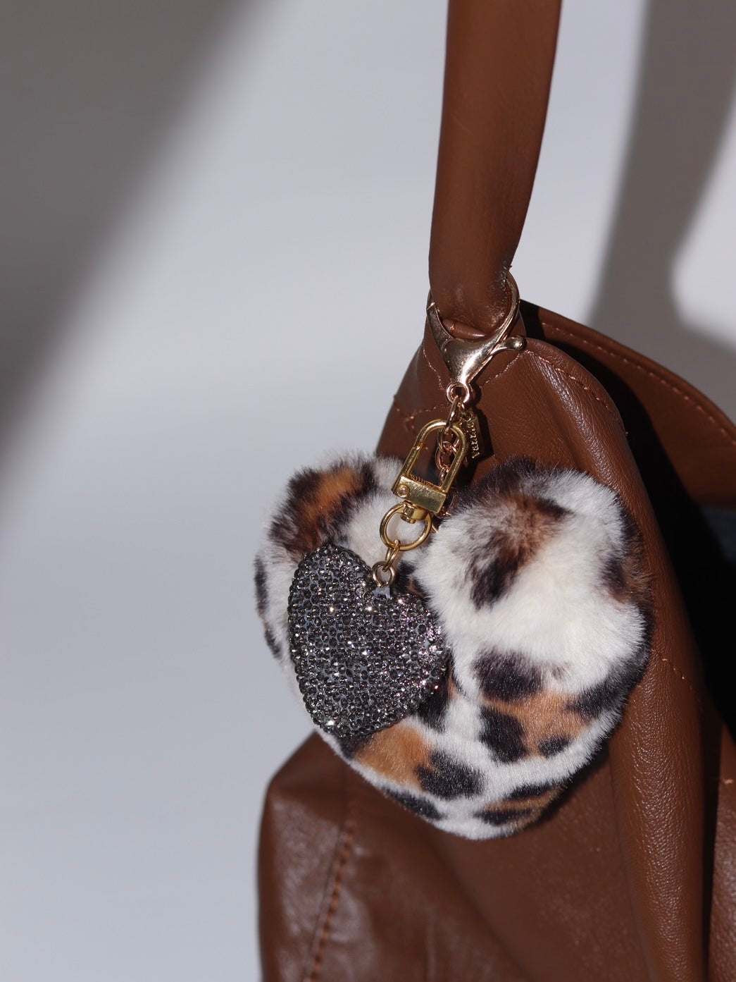 棕色毛絨豹紋搭配白鑽愛心吊飾 Brown Leopard Print Heart Charm