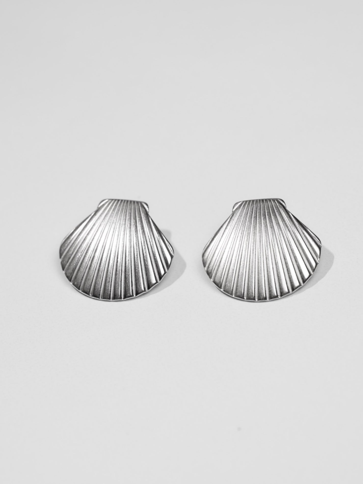 銀色大貝殼耳針 Silver Large Seashell Drop Earrings