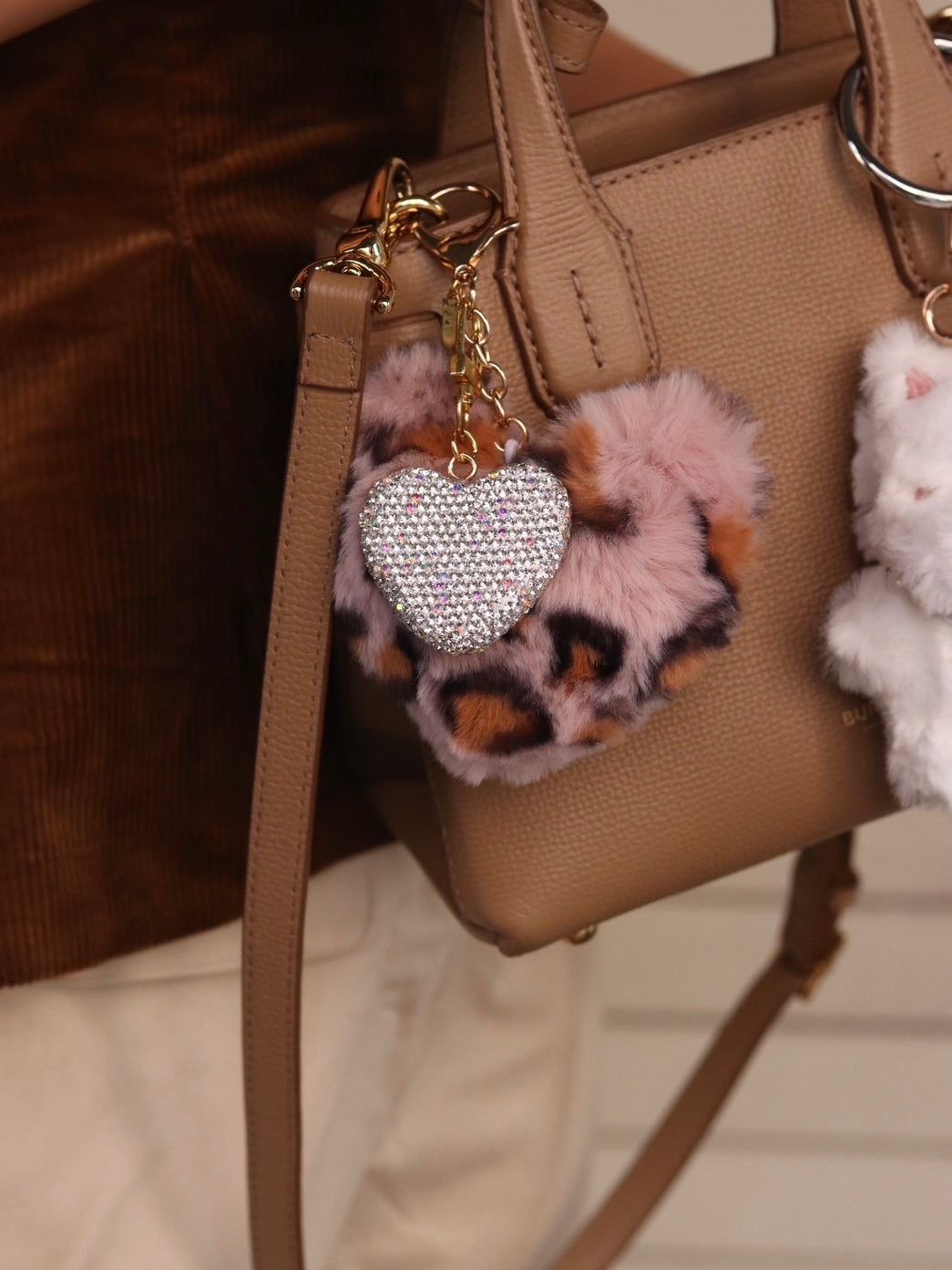 粉色毛絨豹紋搭配黑鑽愛心吊飾 Pink Leopard Print Heart Charm